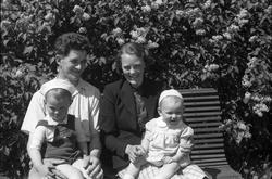 Portrett av en mann og ei kvinne med to små barn. Ingen av p