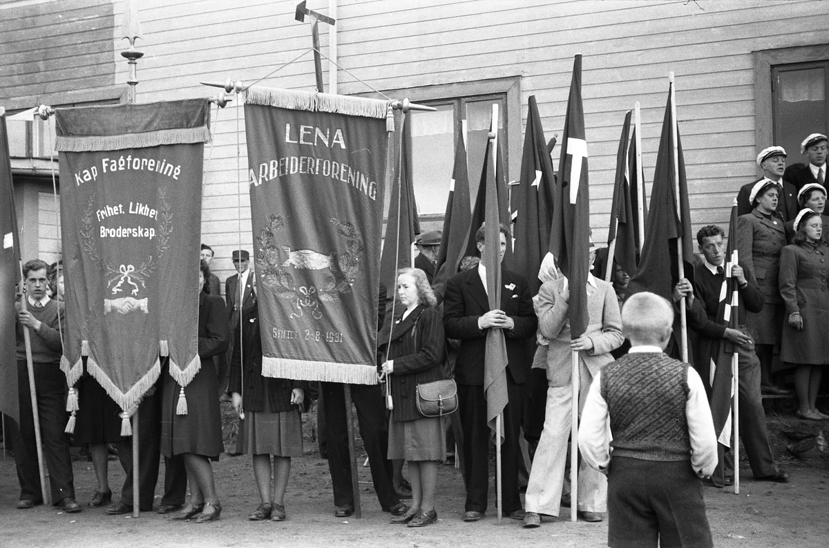 1,mai 1946 i Østre Toten. Demonstrasjonstoget har ankommet Festiviteten på Kraby der det blir holdt apeller etc. Ingen av personene på bildene er identifisert.