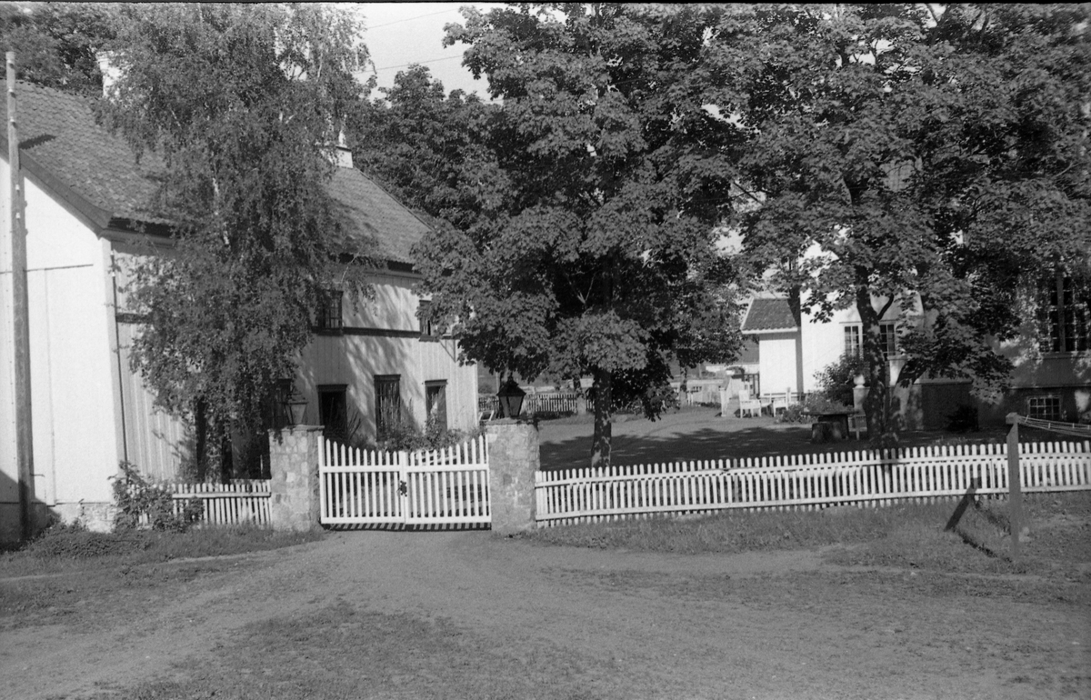 Fra gården Rogneby i Østre Toten. Serie på 10 bilder av bygninger og gårdstun.