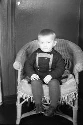 Portrett av et uidentifisert guttebarn som sitter i/står ved