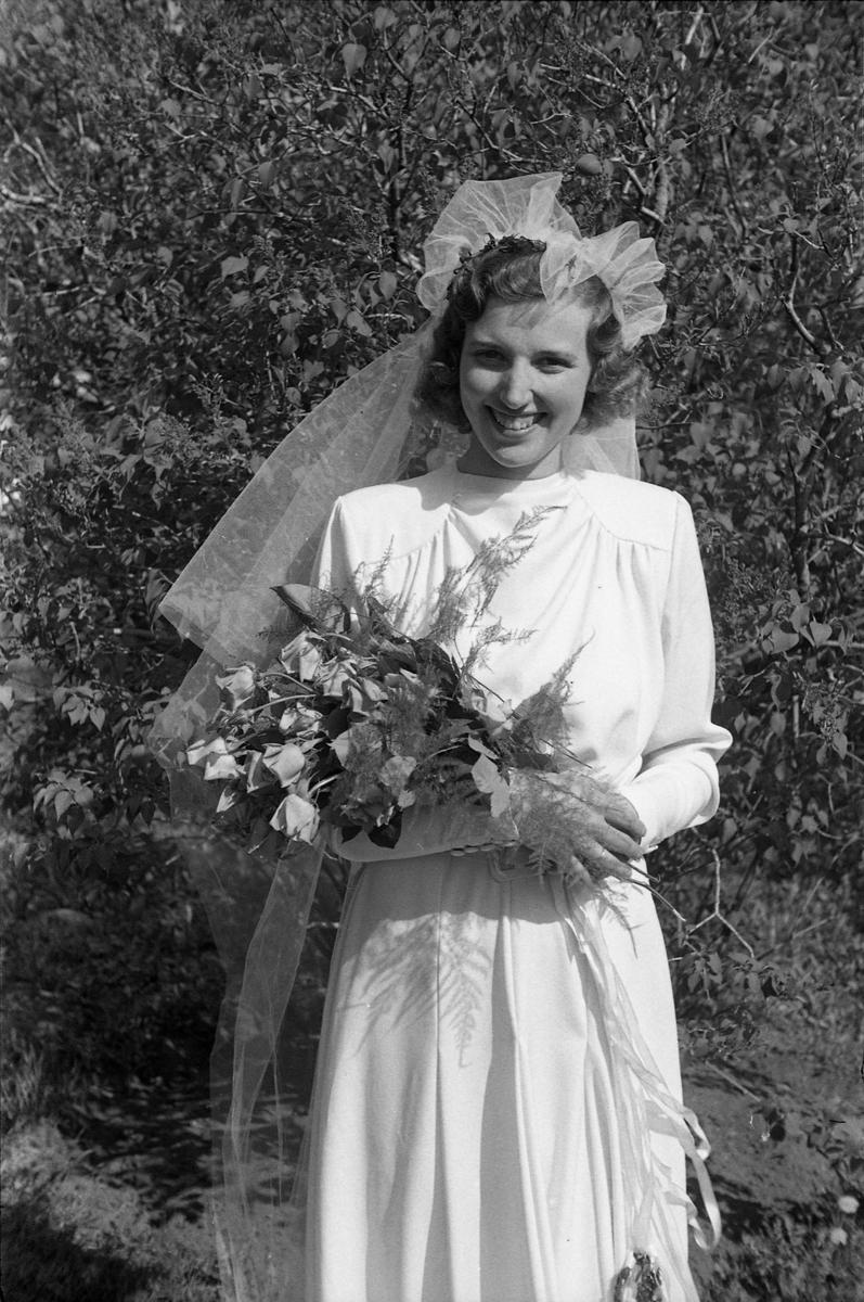 Antatt brudeparet Roar Narum og Vera Gjestvang, mai 1947. Serie på 12 bilder.