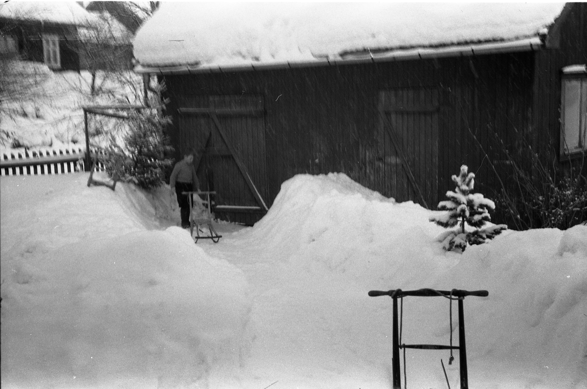 Kjell Røisli ved uthuset hjemme på Odberg vinteren 1947/48.