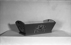 Diverse husgeråd og leketøy. Seks bilder.