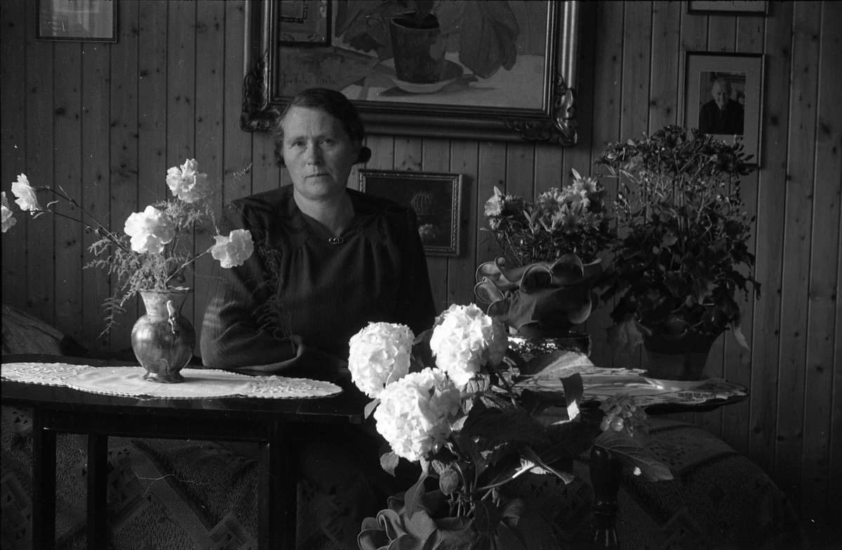 Karine Røisli 50 år. Fem portretter.