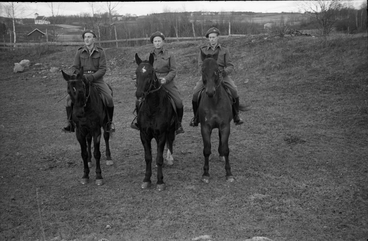 Tre uidentifiserte militære ryttere, sannsynligvis fra Hærens Hesteskole på Starum, men her fotografert i Krabyenga. Fem bilder.