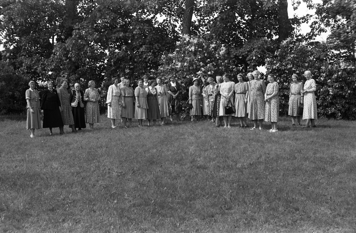 Fem bilder av en gruppe kvinner foran våningshuset og i hagen på gården Kraby østre i Østre Toten. Anledningen er muligens Borghild Nøklebys 60 års jubileum. På bilde nr. 4 står hun som nummer tre fra venstre. Til høyre for henne står nærmest mora Othilie og søstera Nora. Som nummer ni fra venstre søsteraMargit, og til høyre for henne den fjerde av søstrene, Olaug.