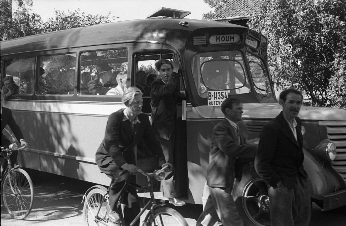 Fire bilder, trolig fra Sangens og Musikkens Dag i Østre Toten juni 1949. Opptoget passerer småbruket Frogner på Kraby, kanskje på veg til Gilelunden.