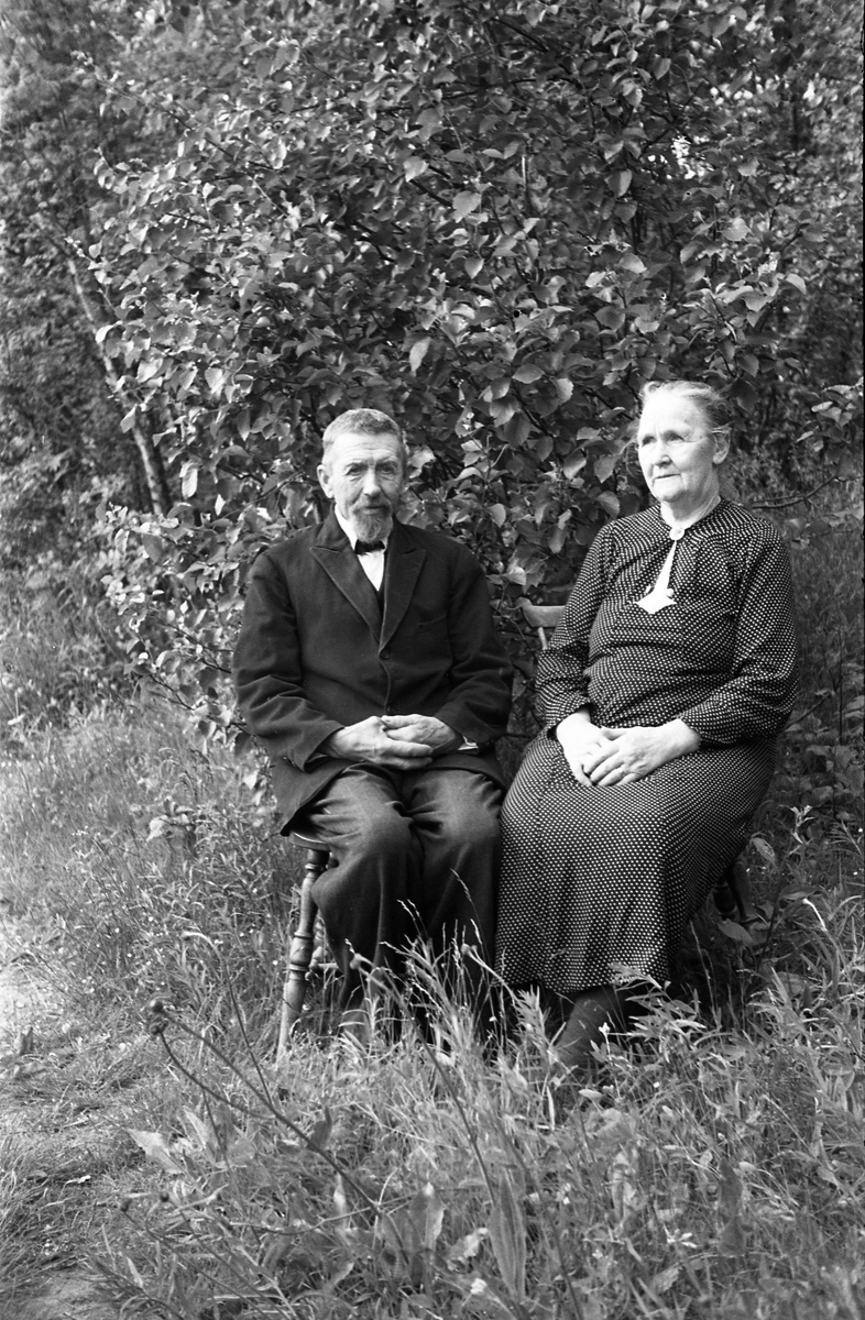 Fire portretter av ekteparet Harald Kristoffer (Madsen) Skinstad og Anna Lovise f.Svenskerud fra Lensbygda, Østre Toen. Juni/Juli 1947.