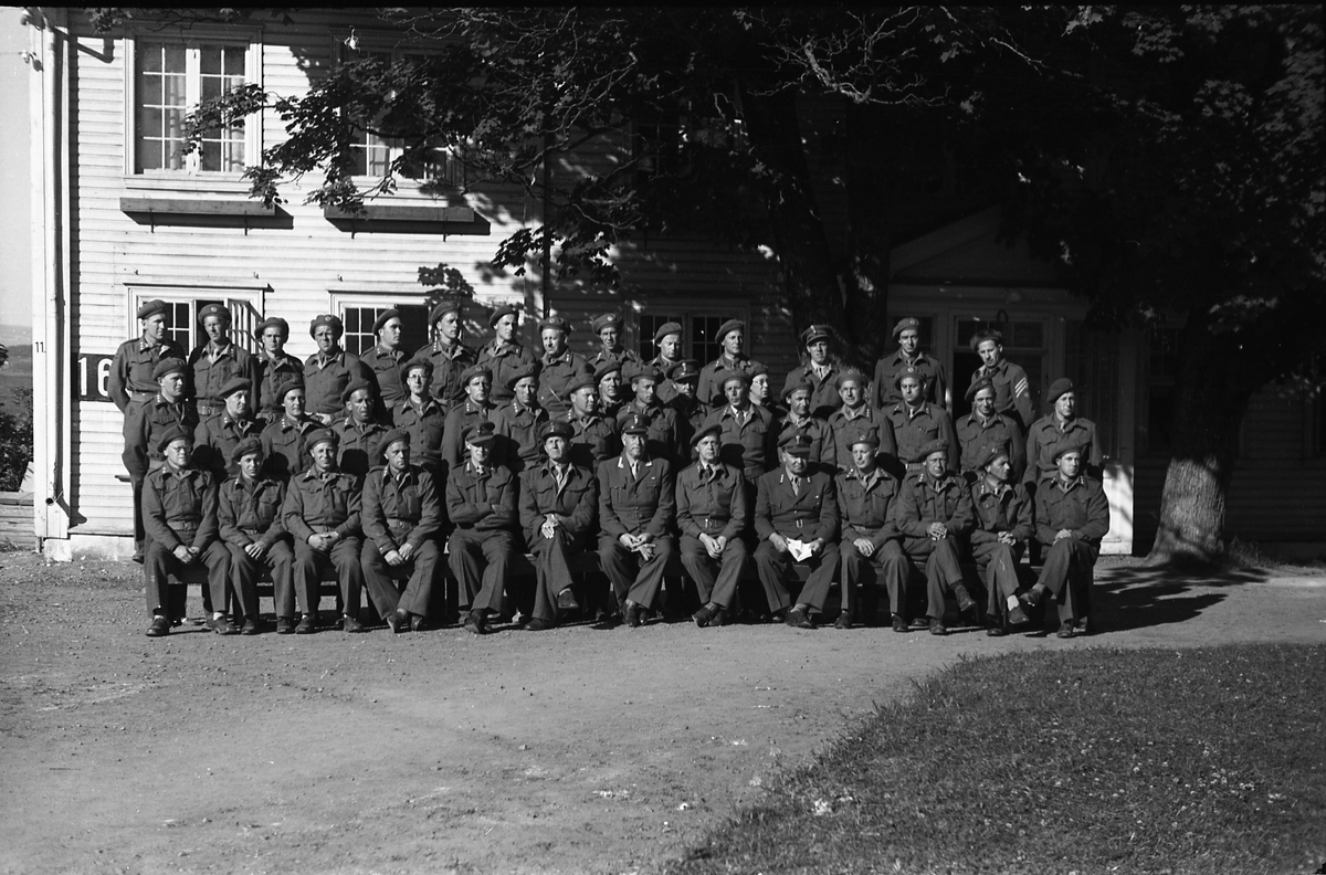 En stor gruppe militært personell avbildet på Starum juni/juli 1949. Ingen er identifisert. Fem bilder.