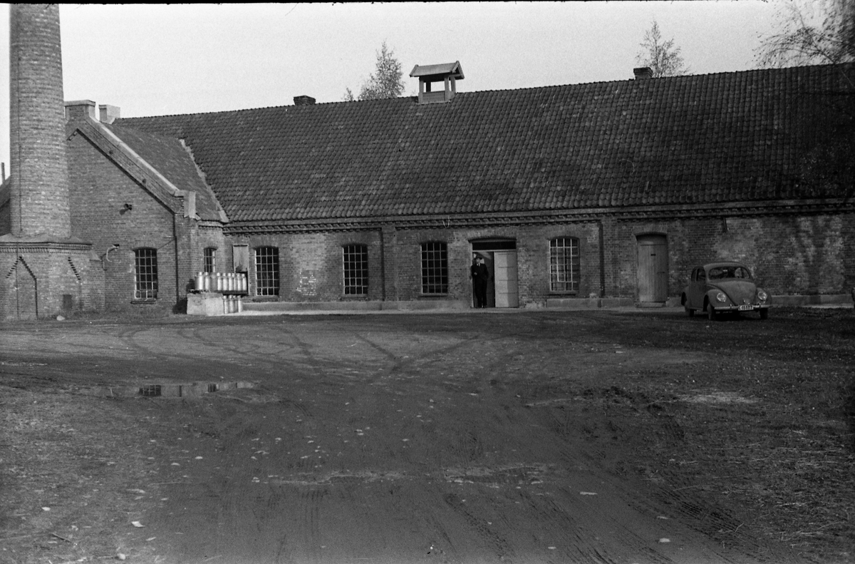 Fossen Meieri på Skreia høsten 1949. Bildet er tatt etter at meieridriften var opphørt, og erstattet av vaskeri og fryseri.