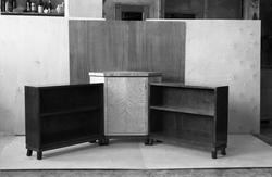 Bokhylle, kanskje fra et lokalt snekkerverksted i Østree Tot