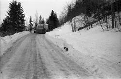 Møteuhell mellom buss og personbil på en trang Rv. 33 ytters