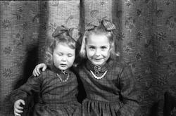 Fem portretter av to uidentifiserte småjenter, trolig søsken