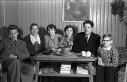 Kristen Ørbeck Sørheim og kona Hjørdis omgitt av barna Atle,