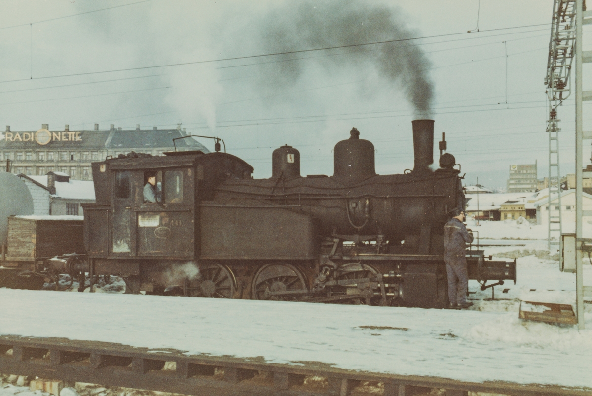 Damplokomotiv type 23b 441 i skiftetjeneste på Oslo Østbanestasjon, 13 bilder