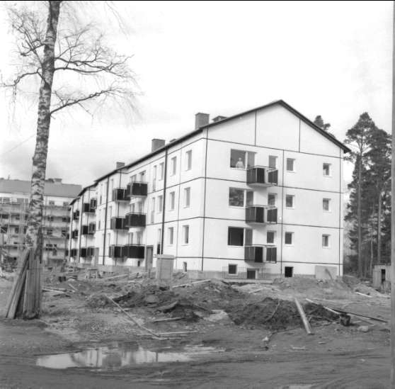 Byggnation av hyresfastigheter (H S B) på Skogvaktaregatan i Södra Skogen, byggnadsfirma från Karlskoga utförde byggnationen. Neg finns.
