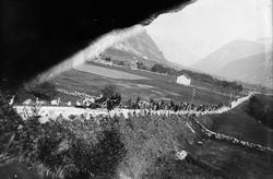 Hestefølge på vei nedover Sunndal. På vei opp Sandbrekka med