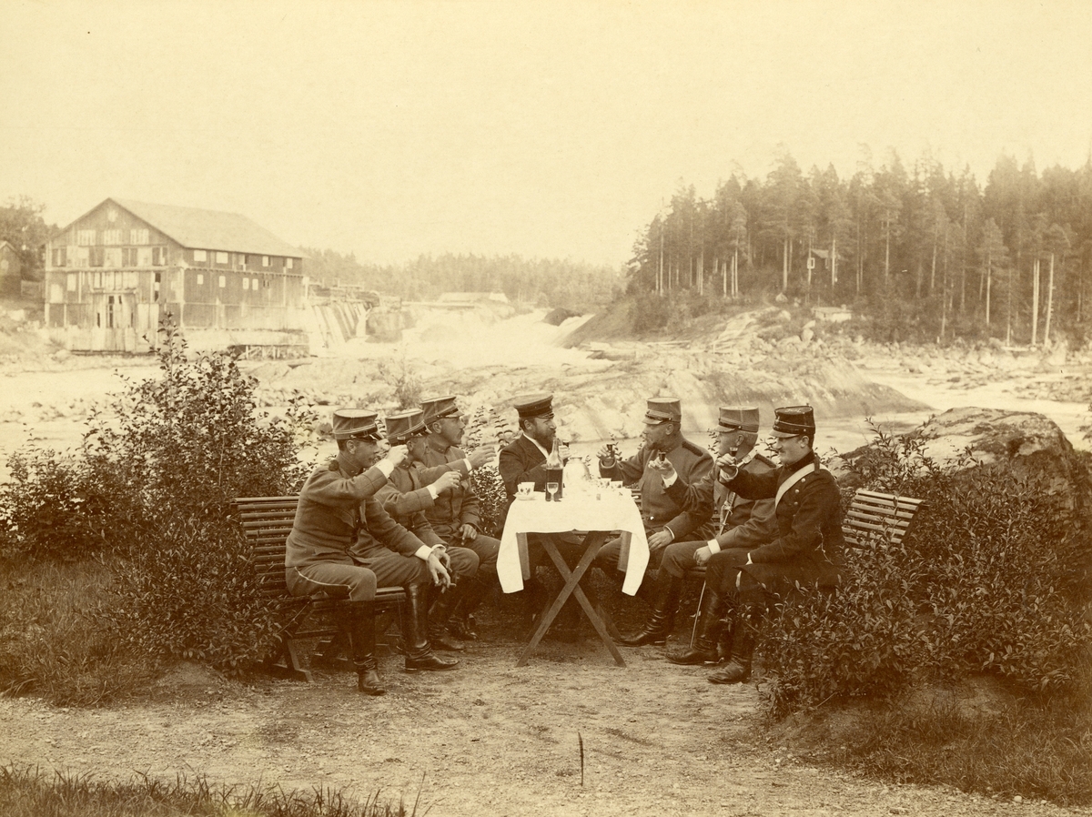 Fortifikationsofficerare och fältläkare med en tysk kollega på kaffepaus, Laxön 1892.
För namn, se bild nr. 3.