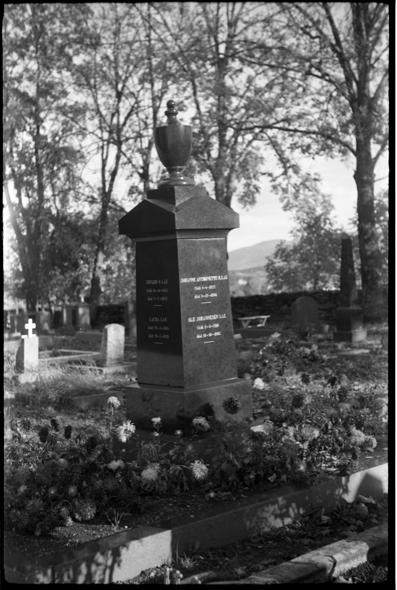 Gravstedet/Gravminnet for søsknene Lae på Hoff kirkegård.