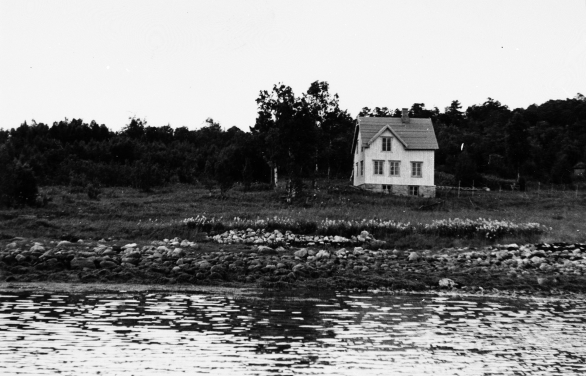 Eldre hus ved sjøen, Myklenes i Tranøy. Bildet er tatt i 1962.