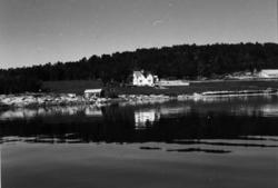 Hus ved sjøen. Myklenes  i Tranøy i 1971.