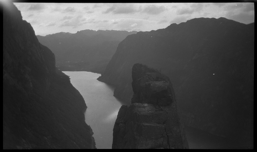 Menneske, fjell, fjord