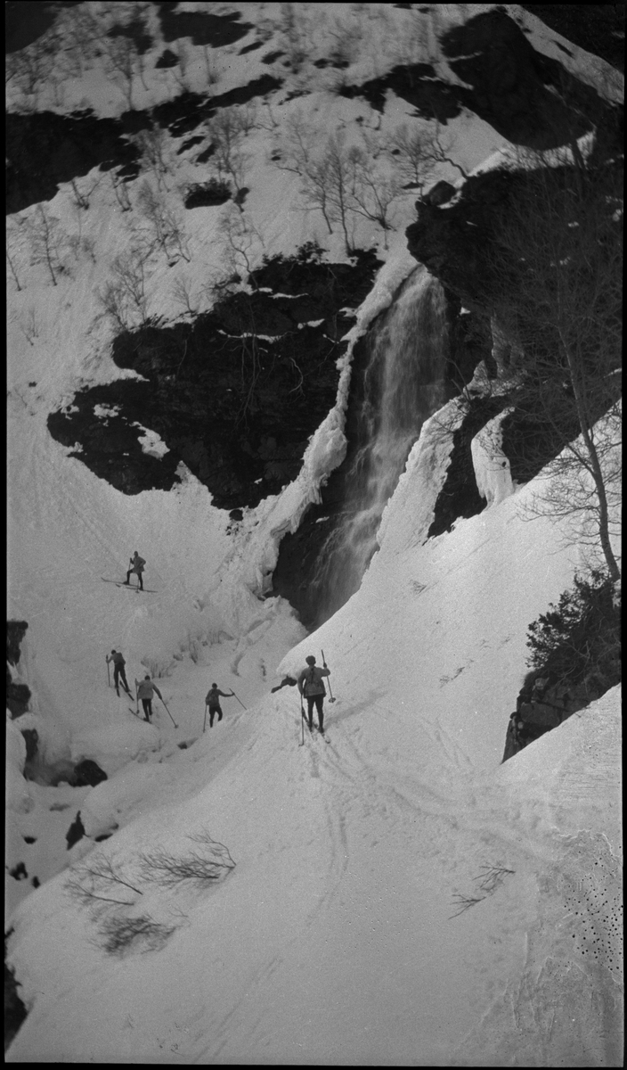 Paul Johannessen med hans tre sønner på skitur fra Fjellberg til Natlandsnuten. De passerer flere mindre støler og treffer mange andre.