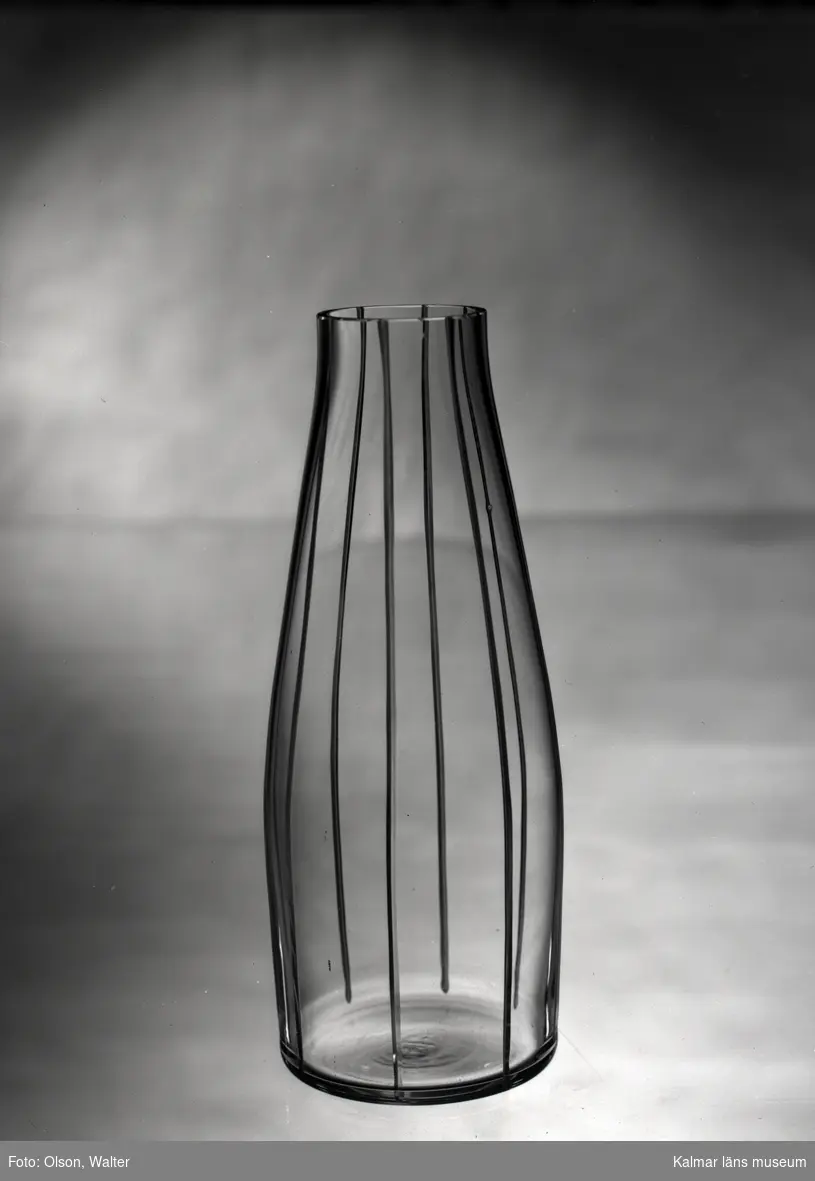 Dekorerad vas från Skrufs glasbruk.