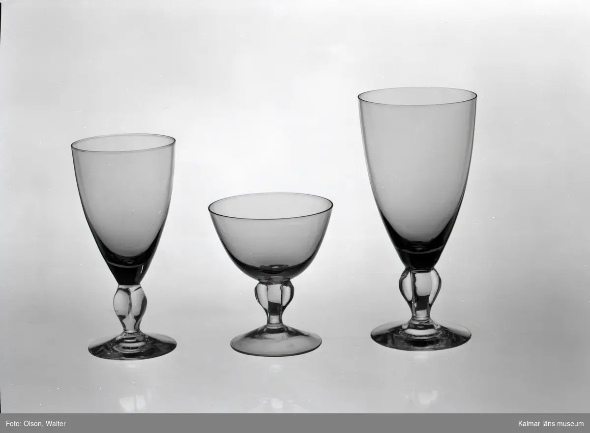 Ett vitvinsglas, madeiraglas och rödvinsglas ifrån Skrufs Glasbruk AB.