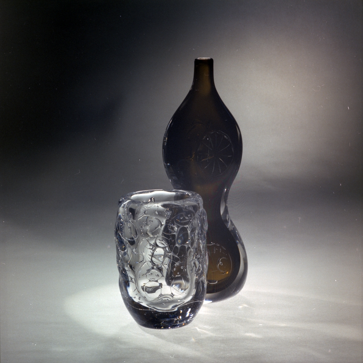 En flaska och en vas ifrån Skrufs Glasbruk AB.