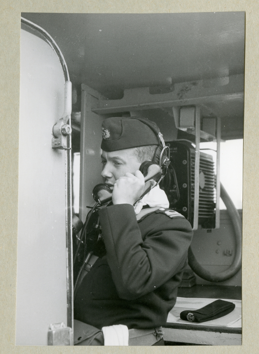 Bilden föreställer Löjtnant Bovins ombord på Älvsnabben som pratar i telefonen. Hans befattning var LfO (luftförsvarsofficer).