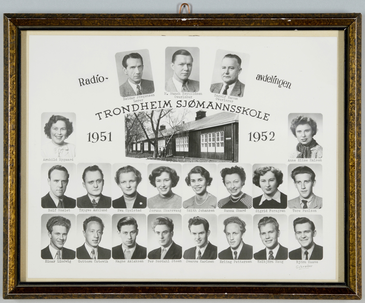 Klassebilde av elever og lærere ved Radioavdelingen ved Trondheim Sjømannskole 1951-52. Skolebygningen sentralt i motivet.