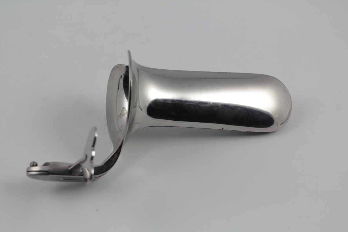 Gynekologisk instrument, brukt ved gynekologiske undersøkelser. I stål. Solgt fra apotek.