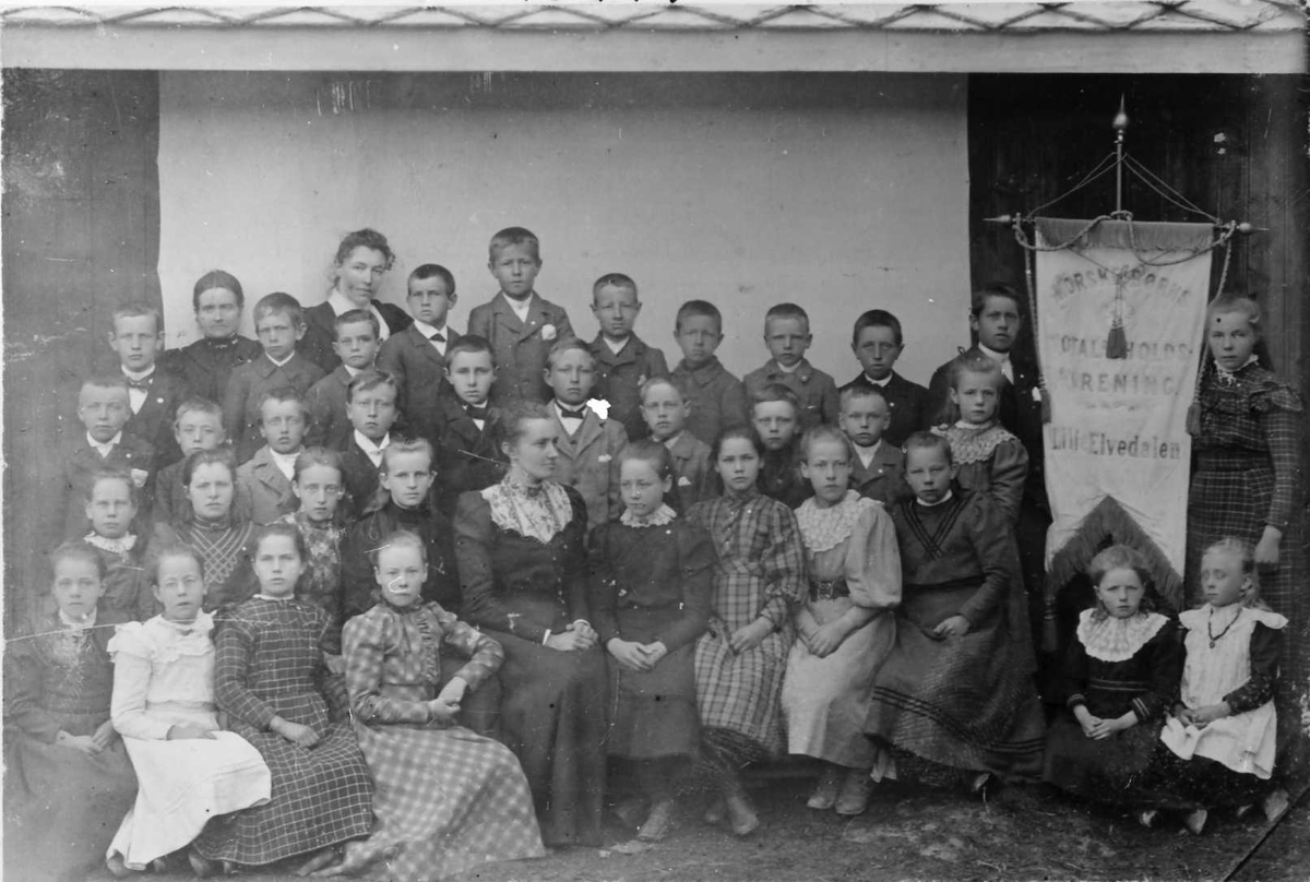 Den første barnelosjen i Lilleelvdalen. Norske Børns Totalavholdsforening,  Lilleelvdalen, ca. 1900.