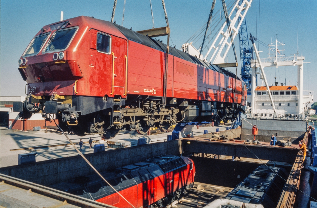 Fotoserie fra utskipningen av 11 diesellokomotiver type Di 6 i mai 1999.