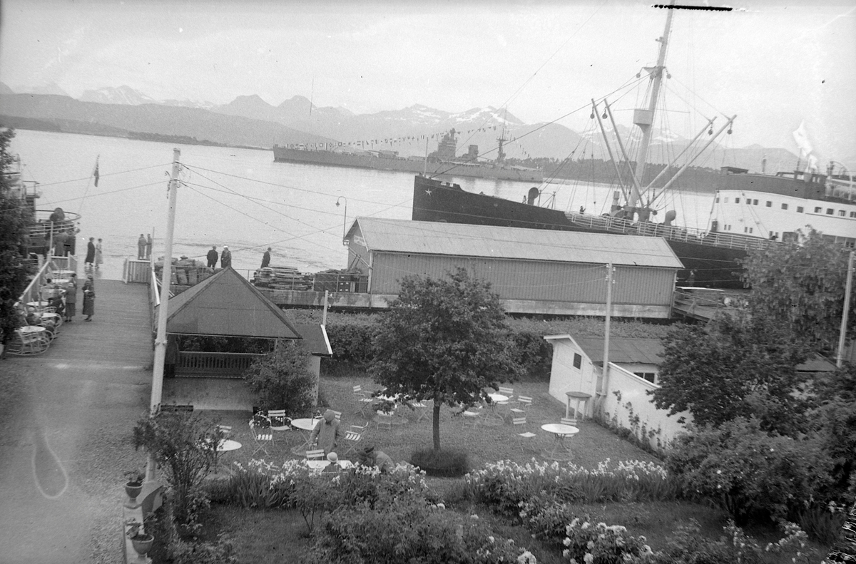Molde havn. Med slagskipet HMS Rodney ute på fjorden