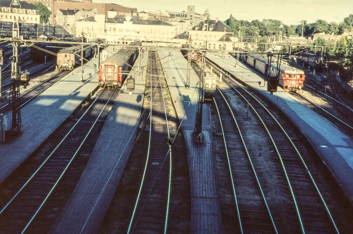 Fra Oslo Vestbanestasjon. Ankommet tog fra Vestfoldbanen i spor 1 (til høyre), lokaltog til Drammenbanen i spor 3, avgående tog, foreløig uten lokomotiv, i spor 5 og 6.