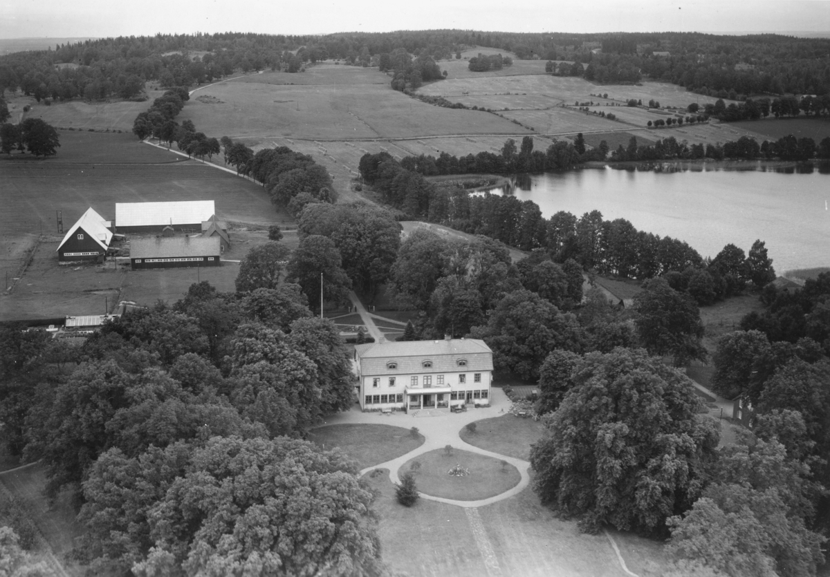 Flygfoto över Näsbyholm i Fryele, Värnamo kommun. Nr. H. 1895.