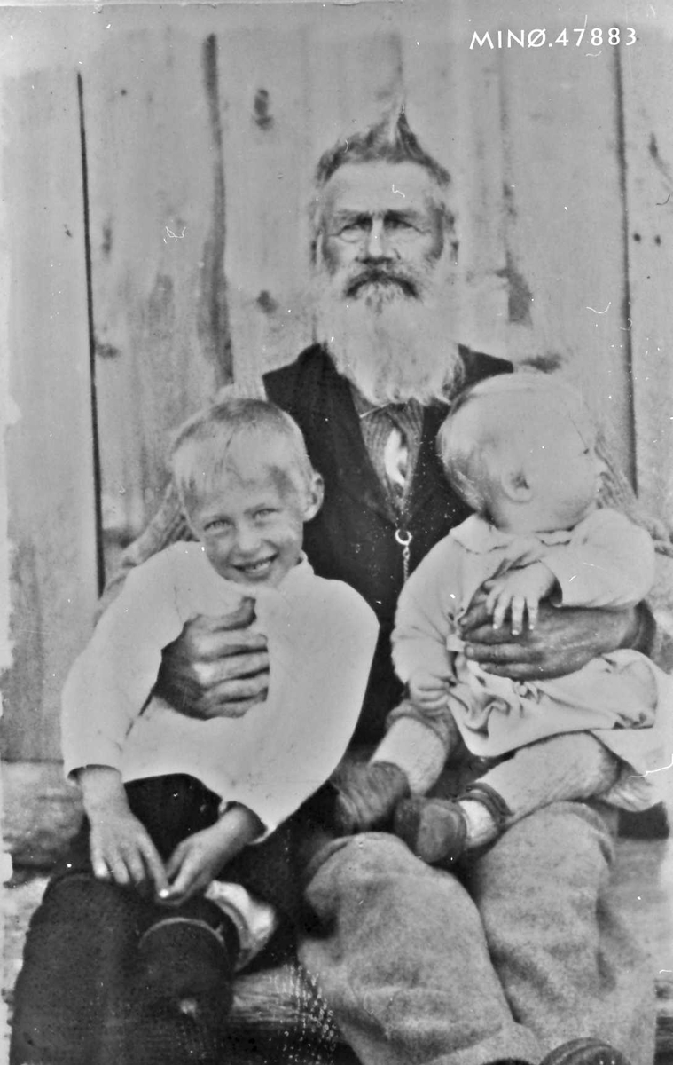 Mann med barnebarn