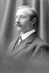 Portrett av Einar Karlsen, Valvåg i Tranøy. 1914.