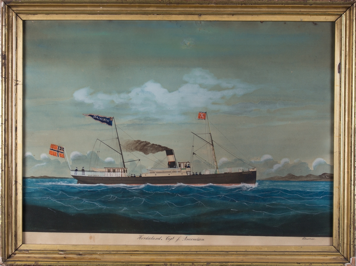 Skipsportrett av DS HORDALAND, steinet kystlandskap i bakgrunnen. Skipet fører norsk flagg med unionsmerke i akter. På bakre mast fører hun vimpel med HORDALAND og unionsmerke, og på fremre mast flagg med X. Vi ser åtte mann på dekk og to i styrhuset.