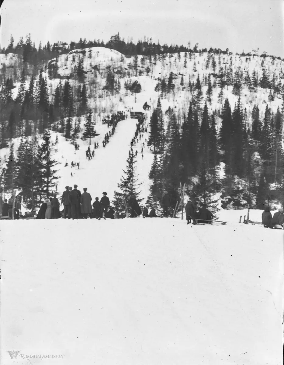(Eske merket "Namsos") .Hoppakken som lå i Granhatten, Namsos. Bakkerekorden var visst på 37,5 meter og ble satt av Jonas Engan i 1916. Dette var hovedbakken i Namsos fram til 1925.