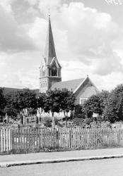 Lillehammer Kirke, sett fra parken.