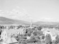 Lillehammer sett fra Utsiktsbakken. Lillehammer kirke i midt