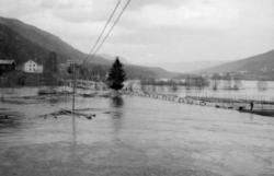 Flom i Gudbrandsdalen, 1934. Oversvømmelse over Storbrua ove