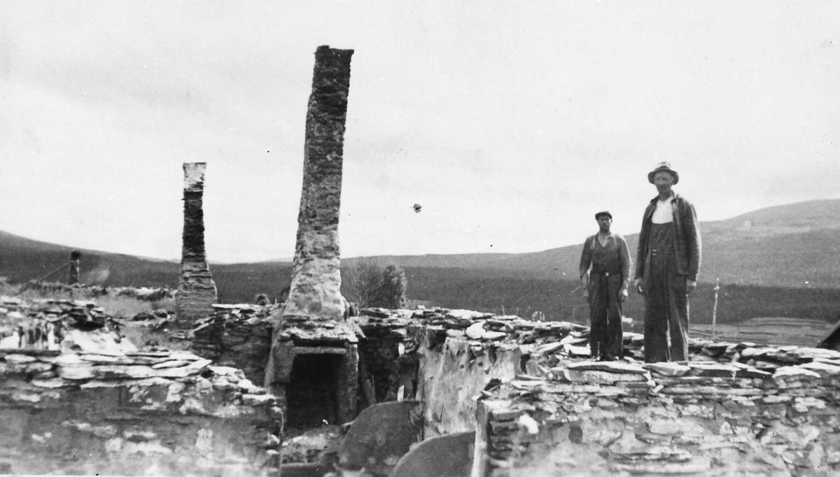 Gjenoppbygging av Os-gardan 1940. To menn på brannruinene etter tyskernes herjinger. 