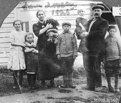 Familiebilde - familien Larsen 1925. Navn - se ringperm