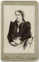 Sittende dame [Fotografi]