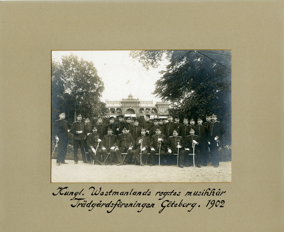 Västmanlands regementes musikkår i Trädgårdsföreningens park i Göteborg 1902.