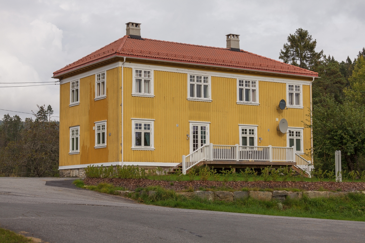 Bolighus på Bøylefoss. Dette er eit av dei første bygga som kom på plass i forbindelse med utbygginga av Bøylefoss kraftverk, huset kom på plass i løpet av 1911 og var opprinnelig bolig for 4 familier. I anleggsperioden (1911-13) var ein av dei største utfordringane mangel på innkvartering, så det hasta med å få på plass hus. På 60-talet vart huset tatt delvis i bruk som lokalbutikk samtidig som det fortsatt var bolighus i delar av bygget. I dag er første etasje ombygd til ein moderne vaktbolig for kraftselskapet. Sett mot Ø.